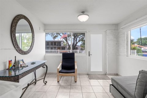 House in Miami, Florida 3 bedrooms, 86.58 sq.m. № 2015135 - photo 8