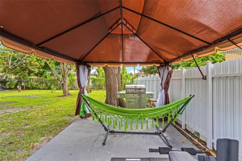 House in Miami, Florida 3 bedrooms, 86.58 sq.m. № 2015135 - photo 29