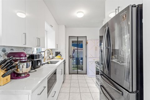 House in Miami, Florida 3 bedrooms, 86.58 sq.m. № 2015135 - photo 14