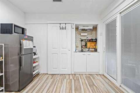 House in Miami, Florida 3 bedrooms, 86.58 sq.m. № 2015135 - photo 25