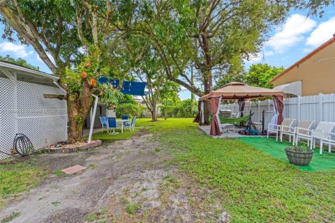 House in Miami, Florida 3 bedrooms, 86.58 sq.m. № 2015135 - photo 27