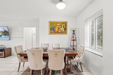 House in Miami, Florida 3 bedrooms, 86.58 sq.m. № 2015135 - photo 13