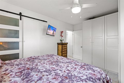 House in Miami, Florida 3 bedrooms, 86.58 sq.m. № 2015135 - photo 22