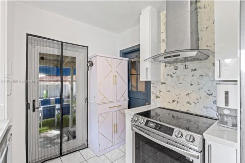 House in Miami, Florida 3 bedrooms, 86.58 sq.m. № 2015135 - photo 15