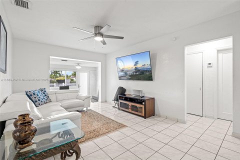 House in Miami, Florida 3 bedrooms, 86.58 sq.m. № 2015135 - photo 10