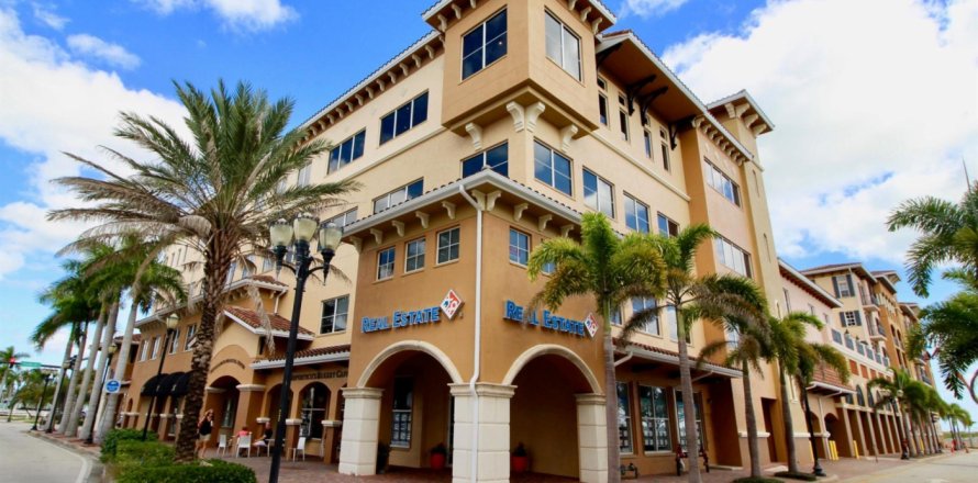 Commercial property in Fort Pierce, Florida № 596639
