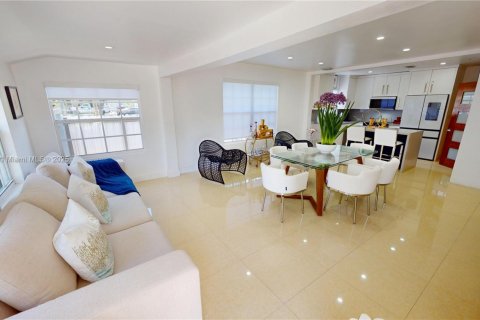 Villa ou maison à louer à Miami, Floride: 2 chambres, 148.64 m2 № 1841159 - photo 5