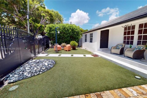 Villa ou maison à louer à Miami, Floride: 2 chambres, 148.64 m2 № 1841159 - photo 27