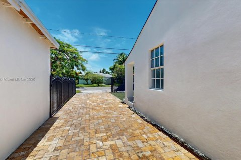 Villa ou maison à louer à Miami, Floride: 2 chambres, 148.64 m2 № 1841159 - photo 28