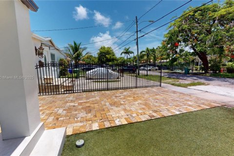 Villa ou maison à louer à Miami, Floride: 2 chambres, 148.64 m2 № 1841159 - photo 30