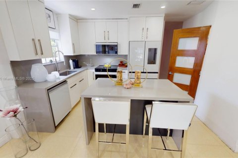 Villa ou maison à louer à Miami, Floride: 2 chambres, 148.64 m2 № 1841159 - photo 10