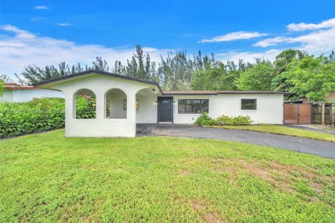 House in Davie, Florida 4 bedrooms, 115.66 sq.m. № 2402474