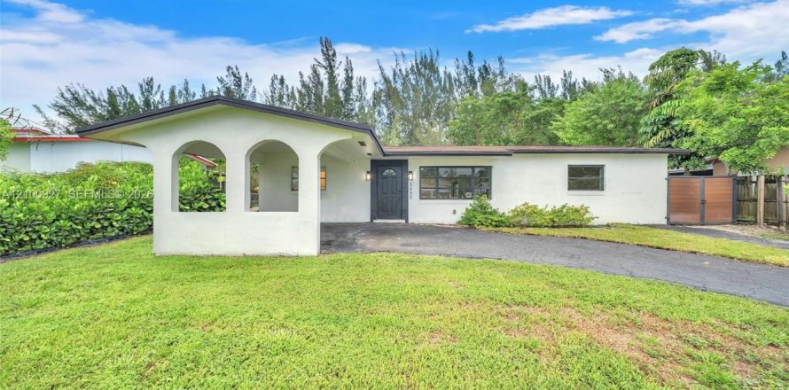 House in Davie, Florida 4 bedrooms, 115.66 sq.m. № 2402474