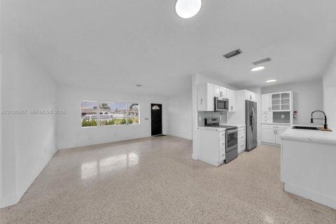 House in Davie, Florida 4 bedrooms, 115.66 sq.m. № 2402474 - photo 8