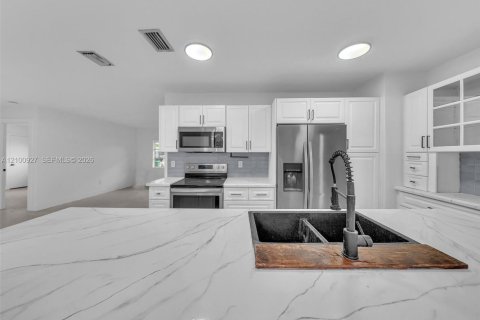 House in Davie, Florida 4 bedrooms, 115.66 sq.m. № 2402474 - photo 10