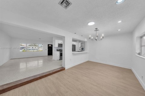 House in Davie, Florida 4 bedrooms, 115.66 sq.m. № 2402474 - photo 15
