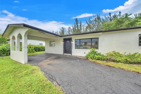 House in Davie, Florida 4 bedrooms, 115.66 sq.m. № 2402474 - photo 3