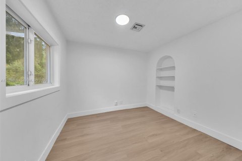 House in Davie, Florida 4 bedrooms, 115.66 sq.m. № 2402474 - photo 18