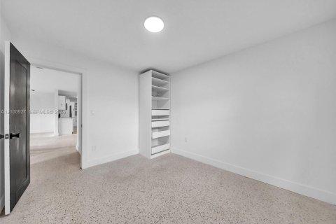 House in Davie, Florida 4 bedrooms, 115.66 sq.m. № 2402474 - photo 27