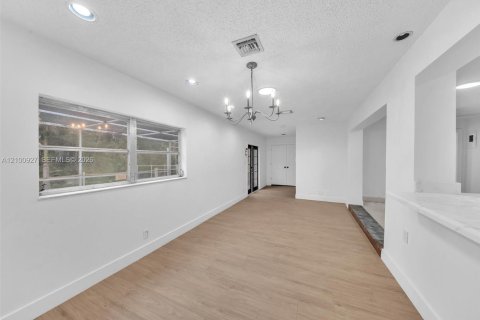 House in Davie, Florida 4 bedrooms, 115.66 sq.m. № 2402474 - photo 16