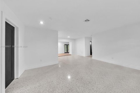 House in Davie, Florida 4 bedrooms, 115.66 sq.m. № 2402474 - photo 6