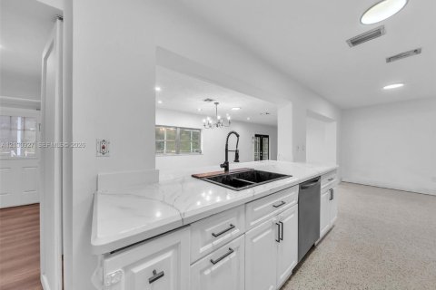 House in Davie, Florida 4 bedrooms, 115.66 sq.m. № 2402474 - photo 9