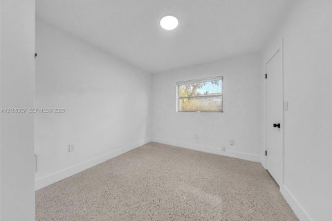 House in Davie, Florida 4 bedrooms, 115.66 sq.m. № 2402474 - photo 26