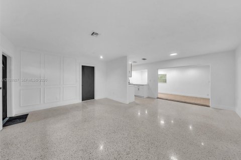 House in Davie, Florida 4 bedrooms, 115.66 sq.m. № 2402474 - photo 7