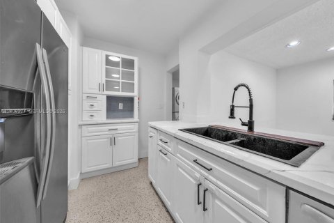 House in Davie, Florida 4 bedrooms, 115.66 sq.m. № 2402474 - photo 13