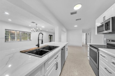 House in Davie, Florida 4 bedrooms, 115.66 sq.m. № 2402474 - photo 12