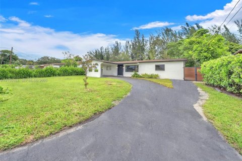 House in Davie, Florida 4 bedrooms, 115.66 sq.m. № 2402474 - photo 2