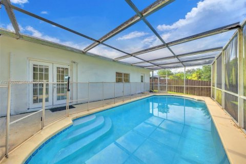 House in Davie, Florida 4 bedrooms, 115.66 sq.m. № 2402474 - photo 30
