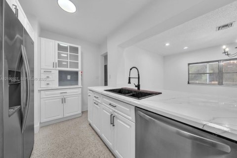 House in Davie, Florida 4 bedrooms, 115.66 sq.m. № 2402474 - photo 14