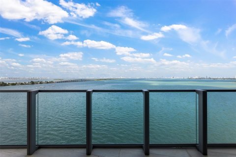 Condominio en alquiler en Miami, Florida, 3 dormitorios, 157.75 m2 № 1937396 - foto 1