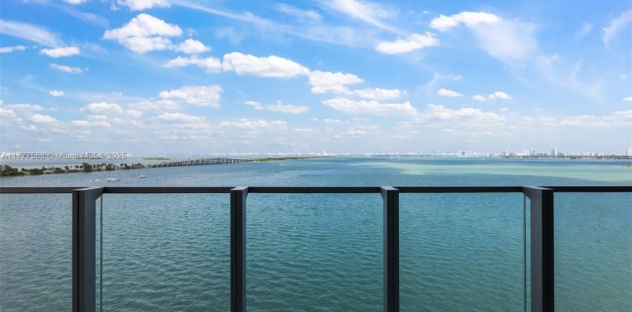 Condo in Miami, Florida, 3 bedrooms № 1937396