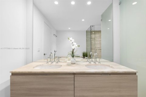 Condominio en alquiler en Miami, Florida, 3 dormitorios, 157.75 m2 № 1937396 - foto 19