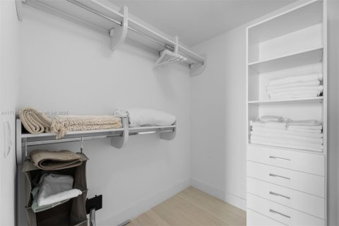 Condo in Miami, Florida, 3 bedrooms  № 1937396 - photo 30