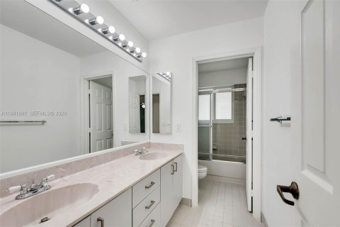 House in Pembroke Pines, Florida 4 bedrooms, 279.82 sq.m. № 2045531 - photo 16