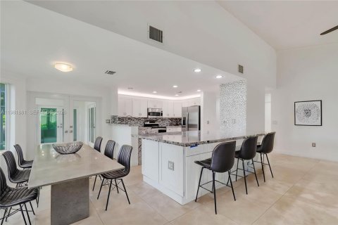 House in Pembroke Pines, Florida 4 bedrooms, 279.82 sq.m. № 2045531 - photo 7