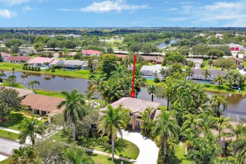 House in Pembroke Pines, Florida 4 bedrooms, 279.82 sq.m. № 2045531 - photo 21