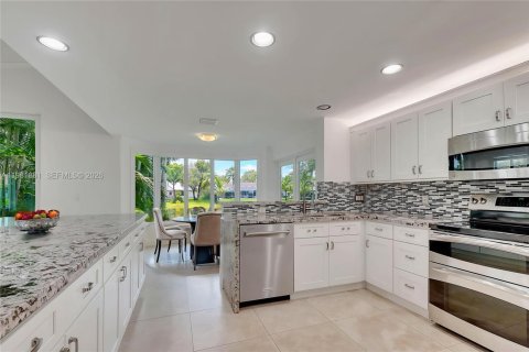 House in Pembroke Pines, Florida 4 bedrooms, 279.82 sq.m. № 2045531 - photo 5