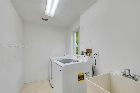 House in Pembroke Pines, Florida 4 bedrooms, 279.82 sq.m. № 2045531 - photo 17