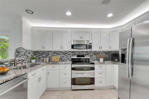 House in Pembroke Pines, Florida 4 bedrooms, 279.82 sq.m. № 2045531 - photo 6