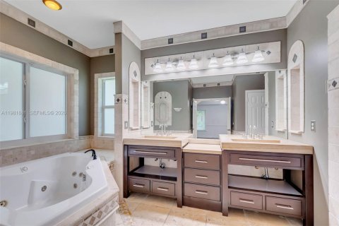 House in Pembroke Pines, Florida 4 bedrooms, 279.82 sq.m. № 2045531 - photo 11