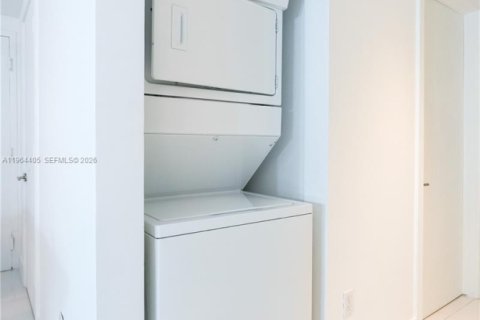 Condominio en alquiler en Miami, Florida, 2 dormitorios, 87.33 m2 № 2026118 - foto 5