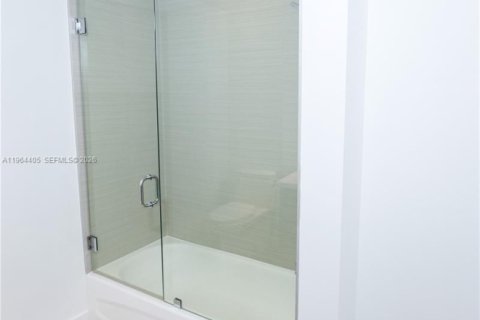 Condominio en alquiler en Miami, Florida, 2 dormitorios, 87.33 m2 № 2026118 - foto 10