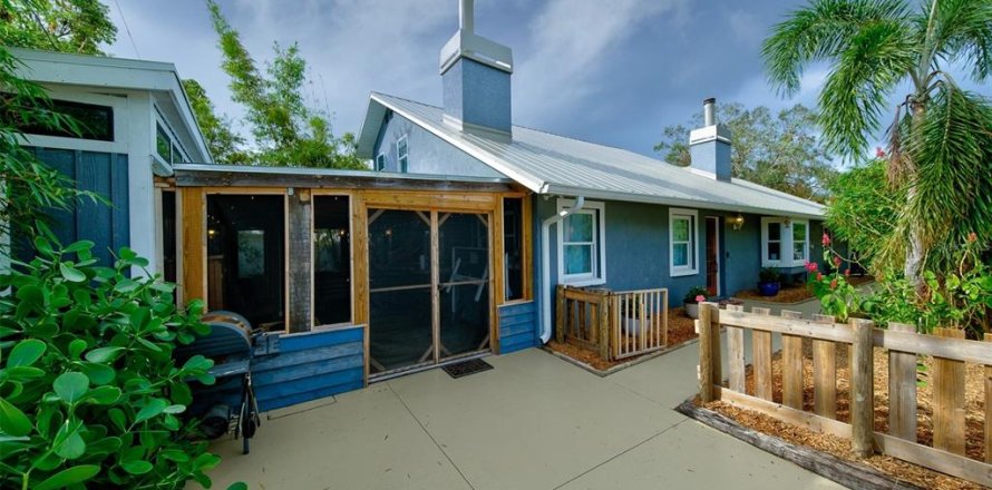 House in Sarasota, Florida 3 bedrooms, 181.62 sq.m. № 2214242
