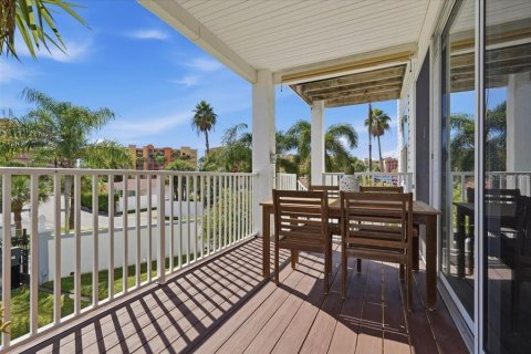 Townhouse in North Redington Beach, Florida 3 bedrooms, 224.36 sq.m. № 2420209 - photo 18