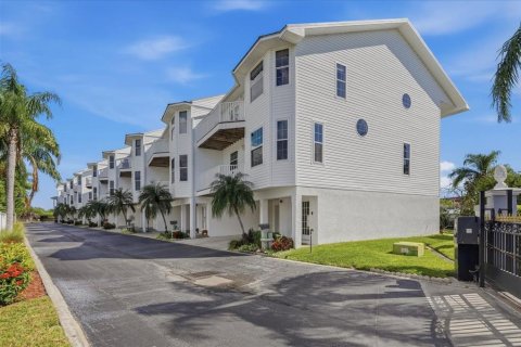 Townhouse in North Redington Beach, Florida 3 bedrooms, 224.36 sq.m. № 2420209 - photo 6