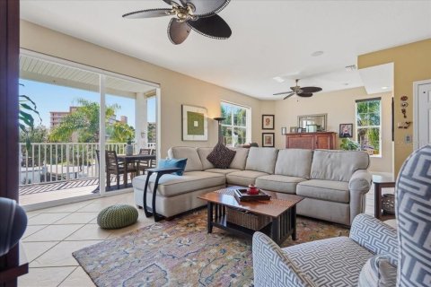 Townhouse in North Redington Beach, Florida 3 bedrooms, 224.36 sq.m. № 2420209 - photo 15